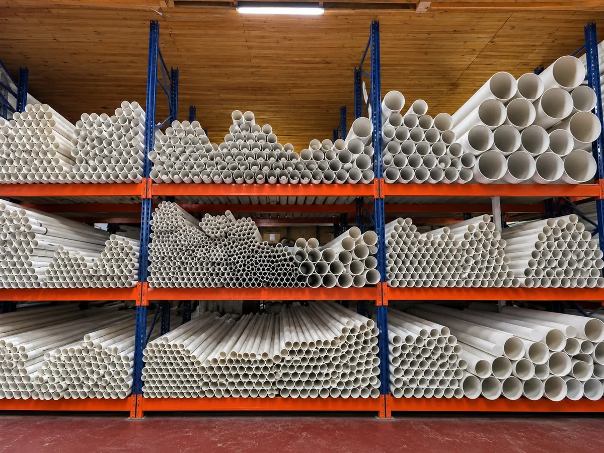 Caños de PVC de distintos diámetros en el depósito de Reyplast